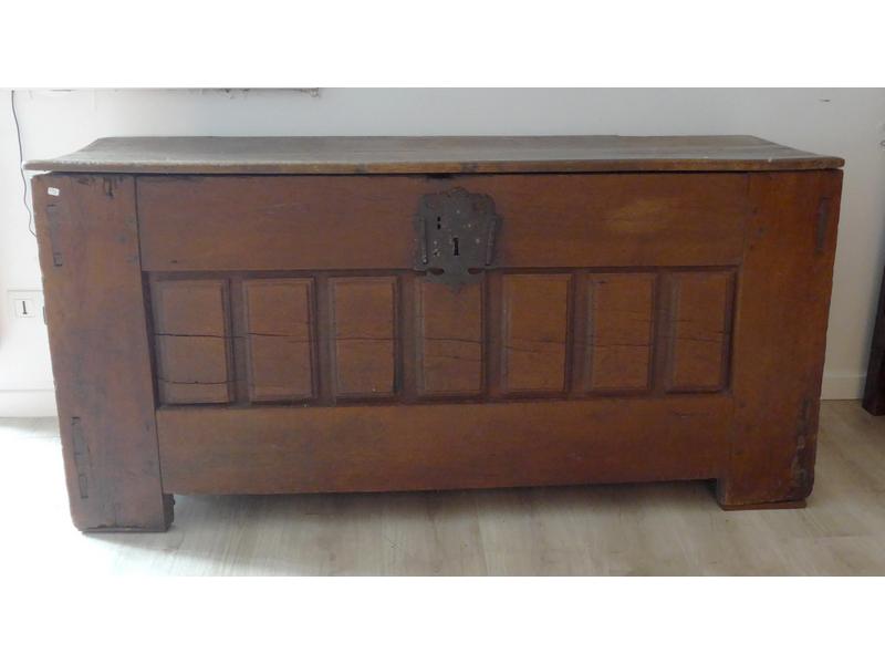 COFFRE rectangulaire en chêne à façades et...