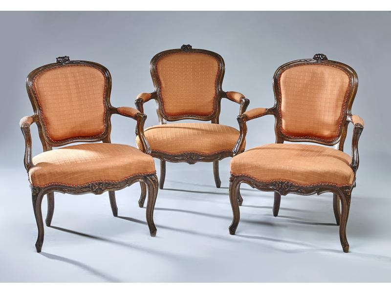 TROIS FAUTEUILS à dossier cabriolet violoné,...