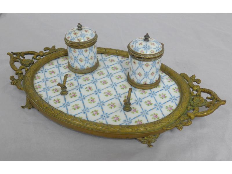 ENCRIER de forme ovale en porcelaine émaillée...