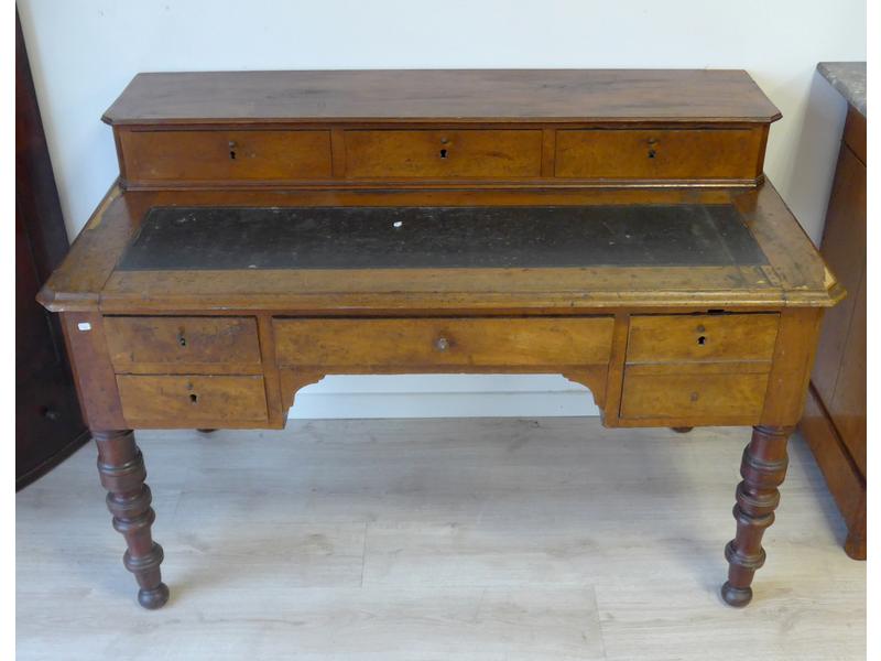 BUREAU à gradin en noyer et placage d'acajou...