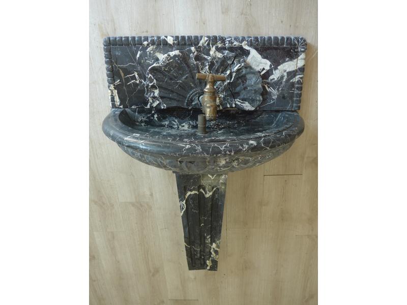 FONTAINE en marbre gris veiné, formé d'un...