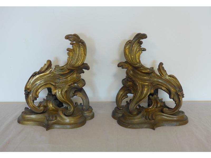 PAIRE DE CHENETS en bronze anciennement doré...