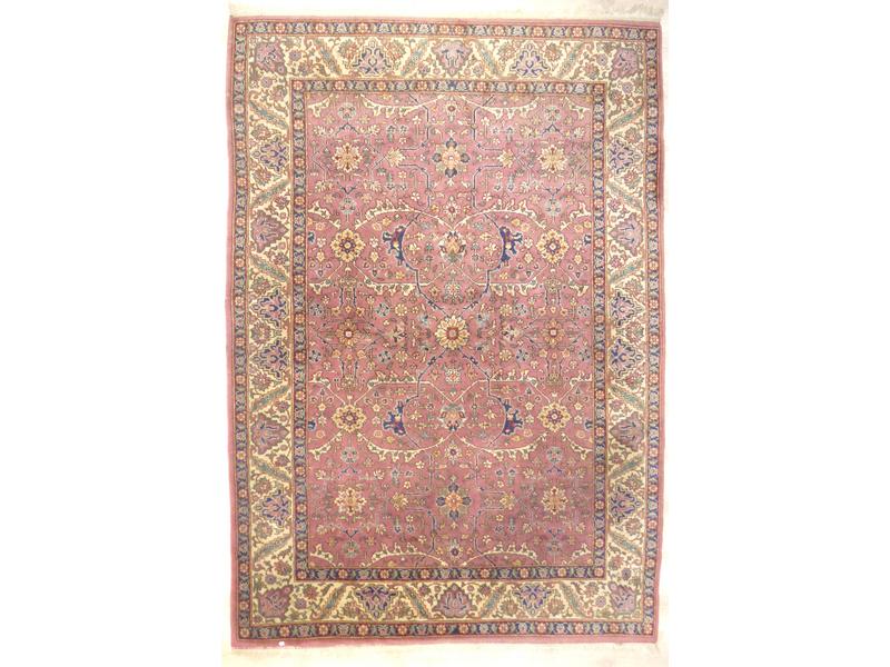 TAPIS laine à fond rose à décor de fleurs...