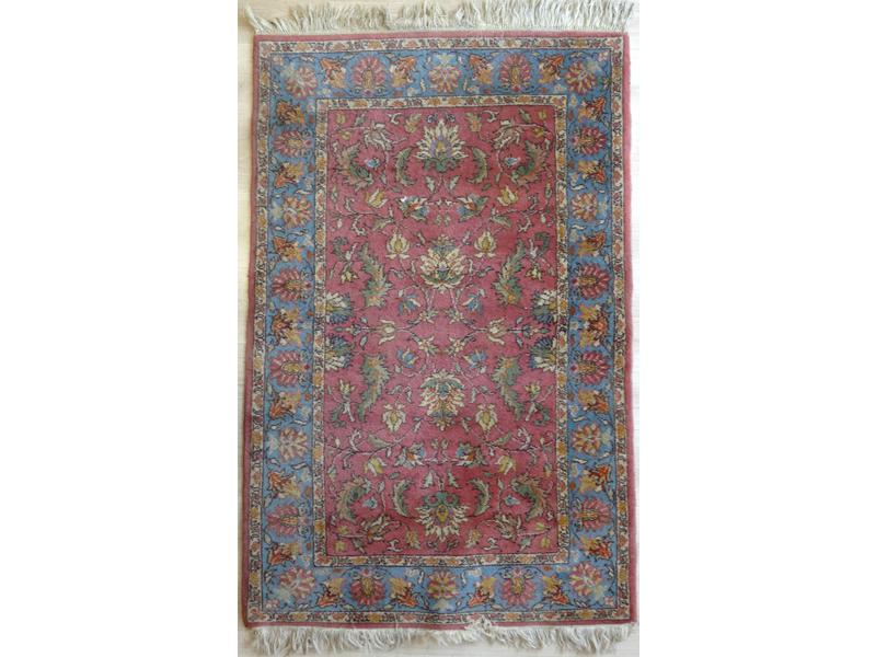 TAPIS en laine rose à galerie bleue à décor...