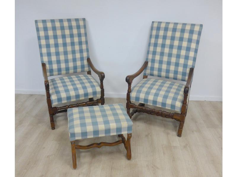 PAIRE DE FAUTEUILS à haut dossier en noyer,...