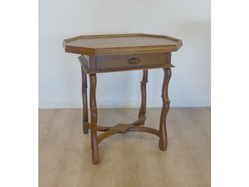 PETITE TABLE TYPE CABARET en noyer mouluré...