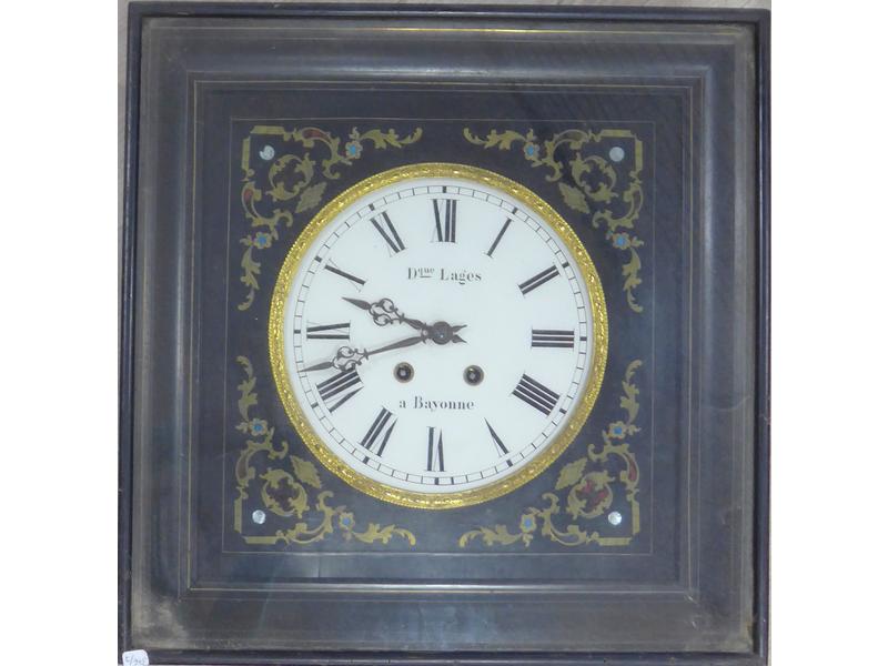 HORLOGE CARREE en bois noirci et incrustation...