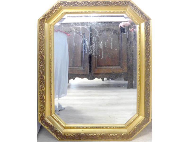 MIROIR rectangulaire dans un cadre en bois...