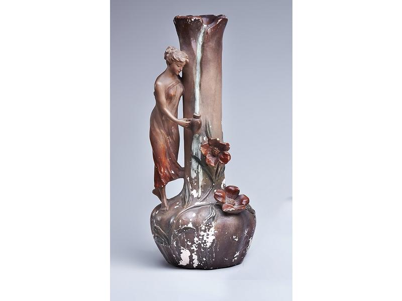 VASE à long col en plâtre patiné polychrome...