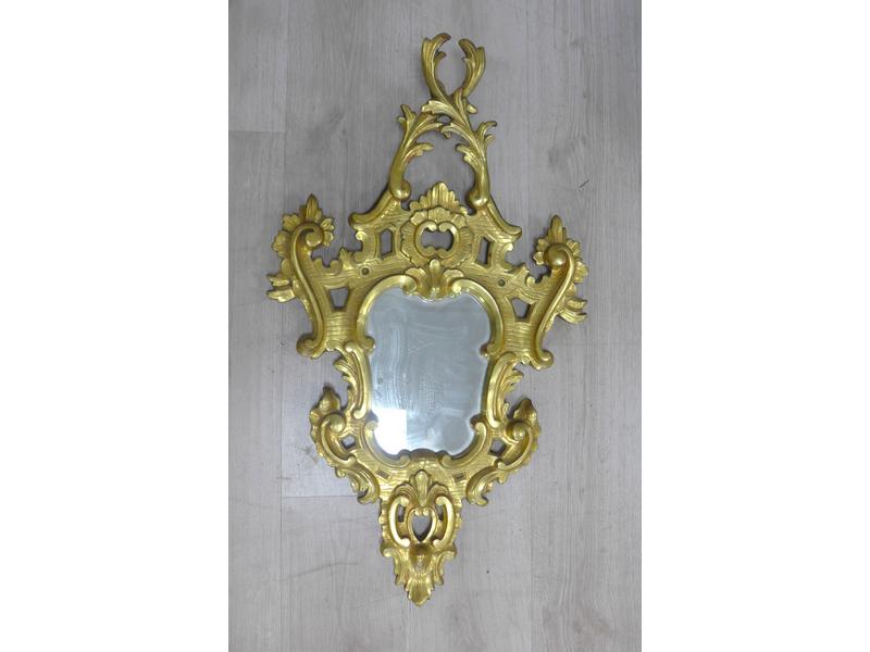 MIROIR de forme chantournée dans un cadre...