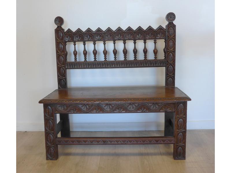 PETIT BANC D'ENFANT en chêne mouluré et sculpté...