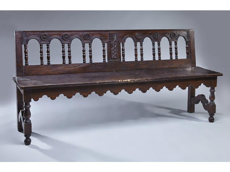 BANC de style néo-basque en chêne ciré, à...