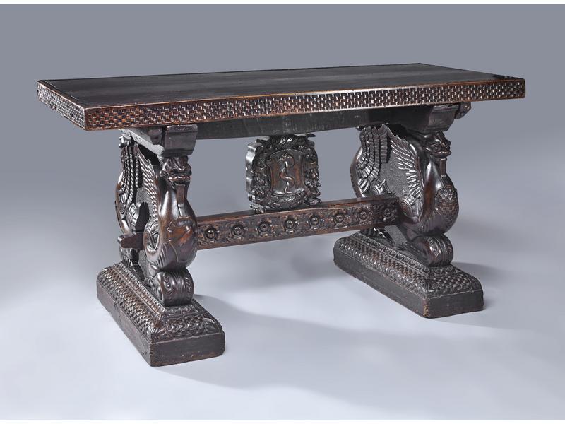 TABLE à écrire en noyer richement sculpté,...