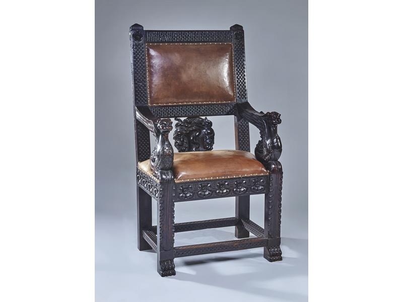 FAUTEUIL TRONE à dossier droit en noyer mouluré...