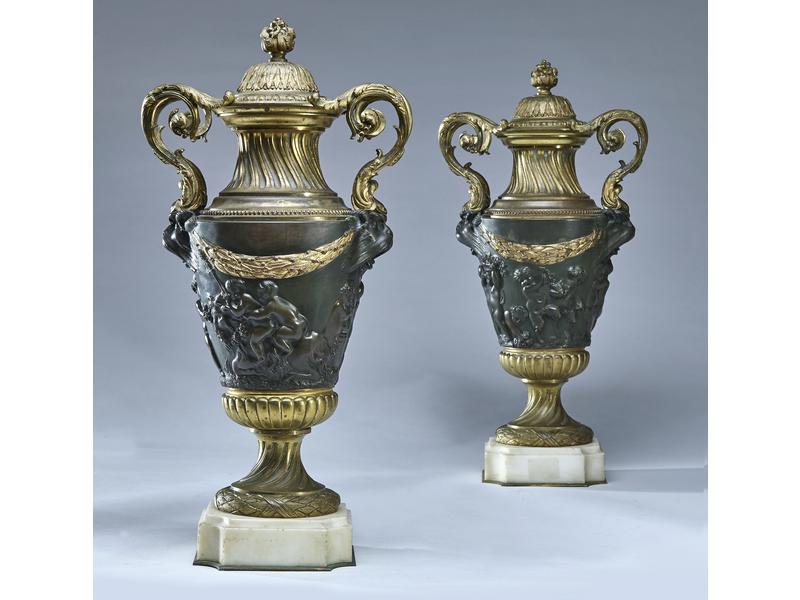 PAIRE DE VASES couverts en bronze doré et...