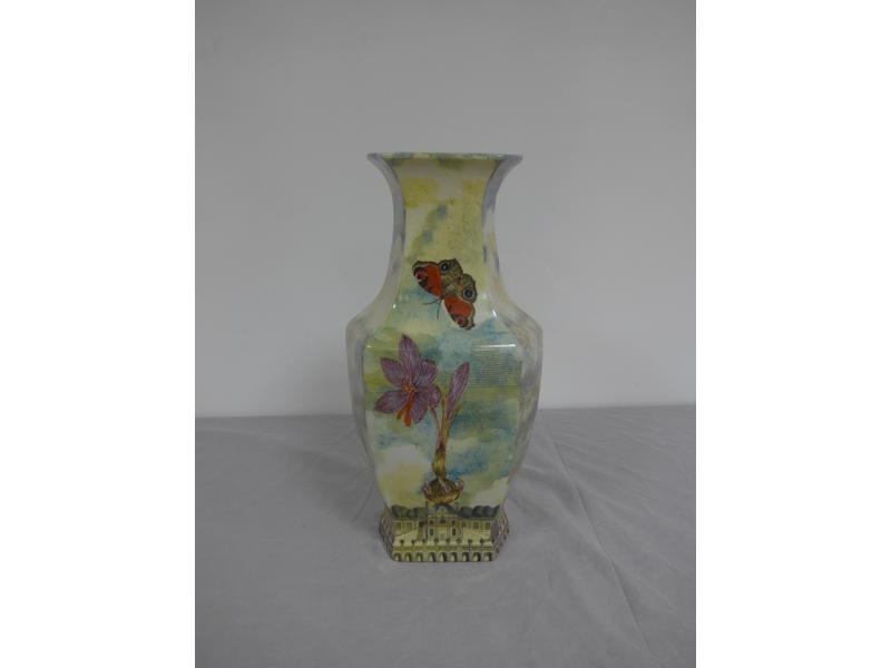 VASE balustre à panse aplatie en porcelaine...