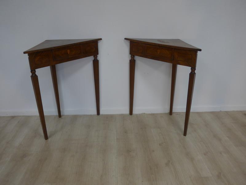PAIRE DE CONSOLES D'ENCOIGNURE en bois de...