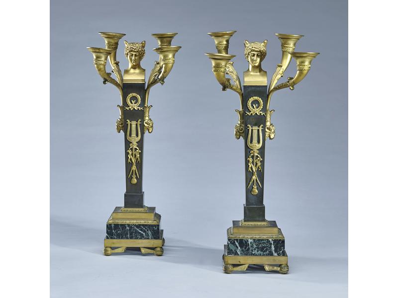PAIRE DE CANDELABRES en bronze patiné et...