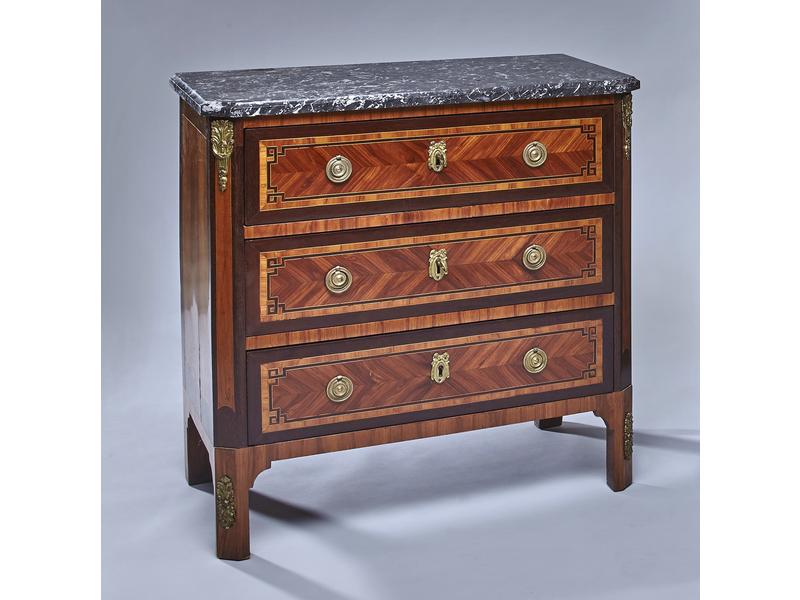 COMMODE rectangulaire en marqueterie, ouvrant...