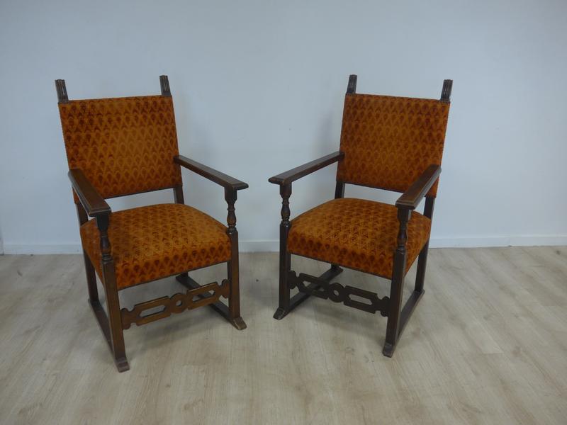 PAIRE DE FAUTEUILS à accotoirs droits soutenus...