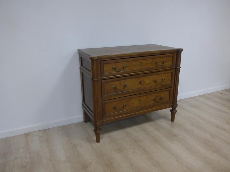 COMMODE rectangulaire en noyer ouvrant à...