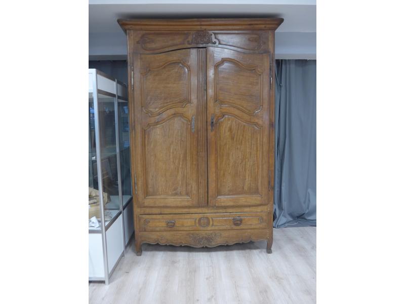 ARMOIRE en noyer mouluré et sculpté à deux...
