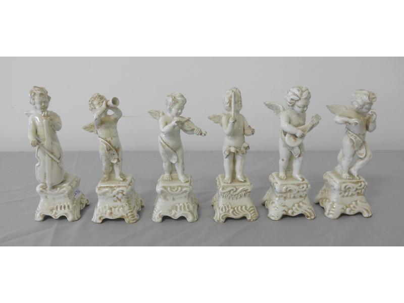 SUITE DE SIX ANGELOTS MUSICIENS en porcelaine...