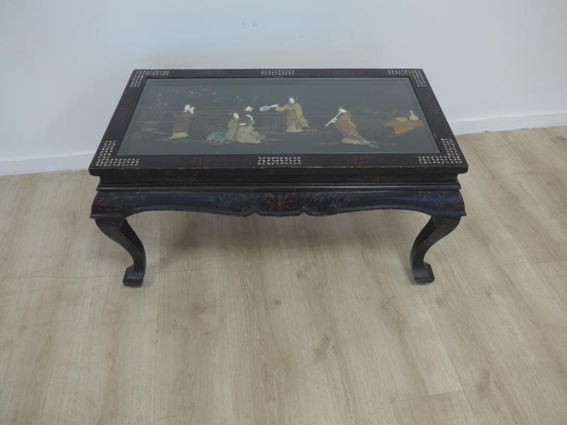 TABLE BASSE en bois laqué noir à plateau...