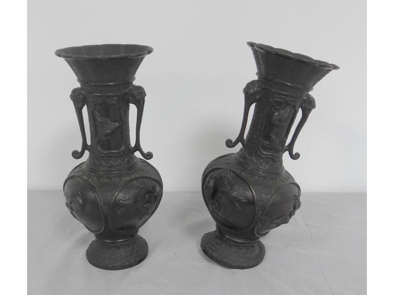 PAIRE DE VASES balustres en bronze à patine...