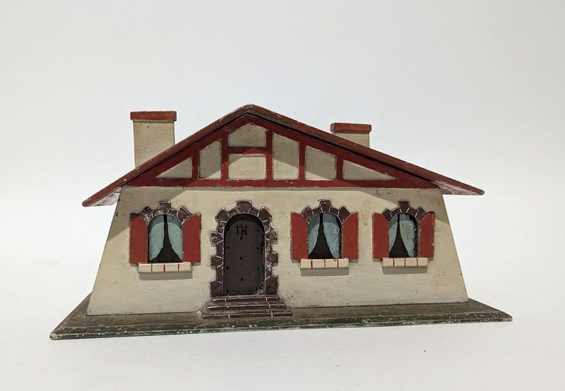 ORIGINALE BOÎTE en fer blanc, de style néo-basque,...