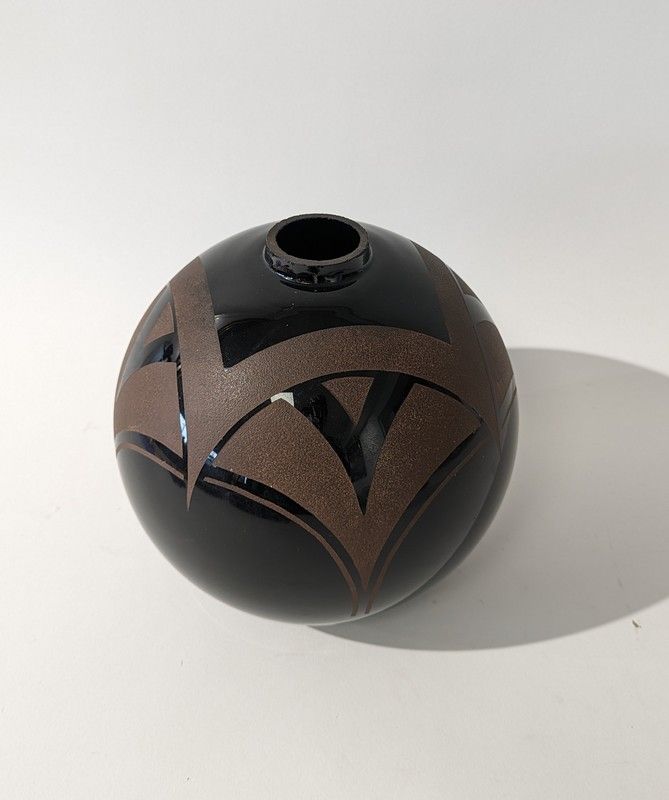 VASE boule à petit col, en verre teinté noir...