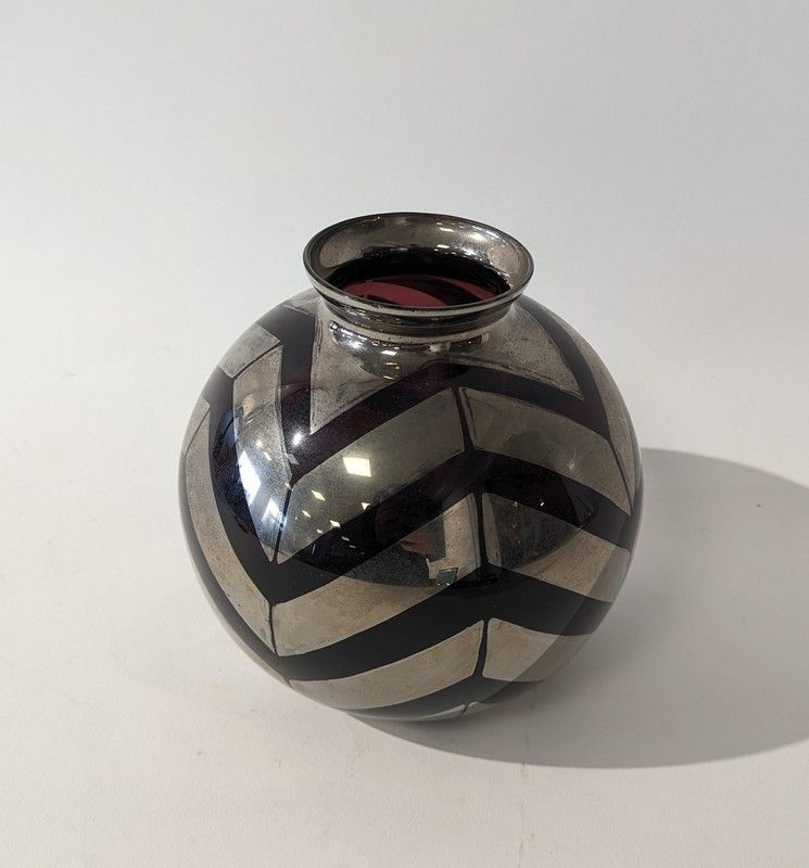 PETIT VASE boule à col en verre teinté rouge...
