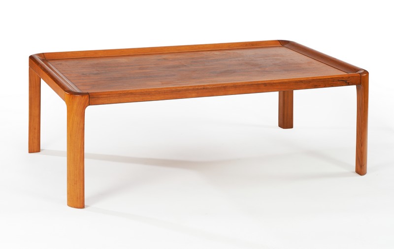 TABLE BASSE en bois exotique reposant sur...