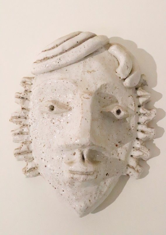 MASQUE A SUSPENDRE en grès émaillé blanc...