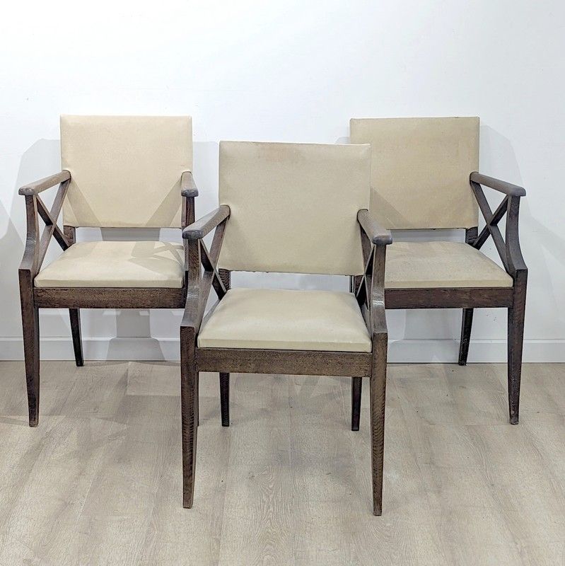 SUITE DE TROIS FAUTEUILS en chêne teinté...