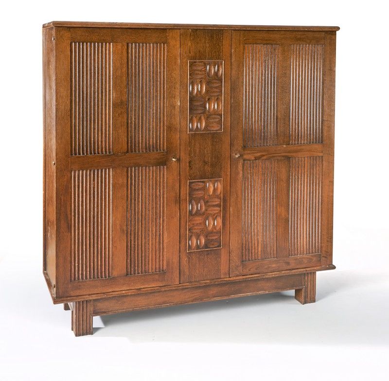 ARMOIRE ouvrant en façade par deux vantaux...