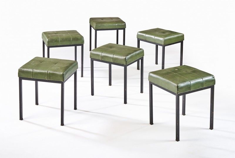 SUITE DE SIX TABOURETS à piétement droit...
