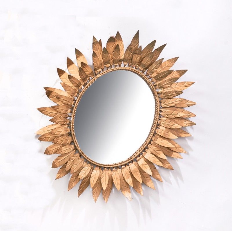 MIROIR ovale dans un cadre en métal doré...