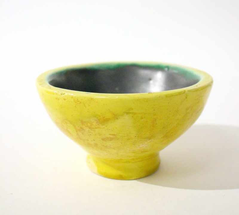 COUPELLE en faïence émaillée jaune, intérieur...