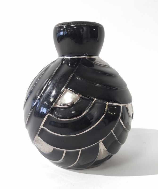 VASE boule à col, en faïence émaillée noir...