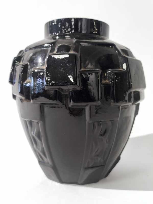 VASE balustre en verre moulé teinté noir...