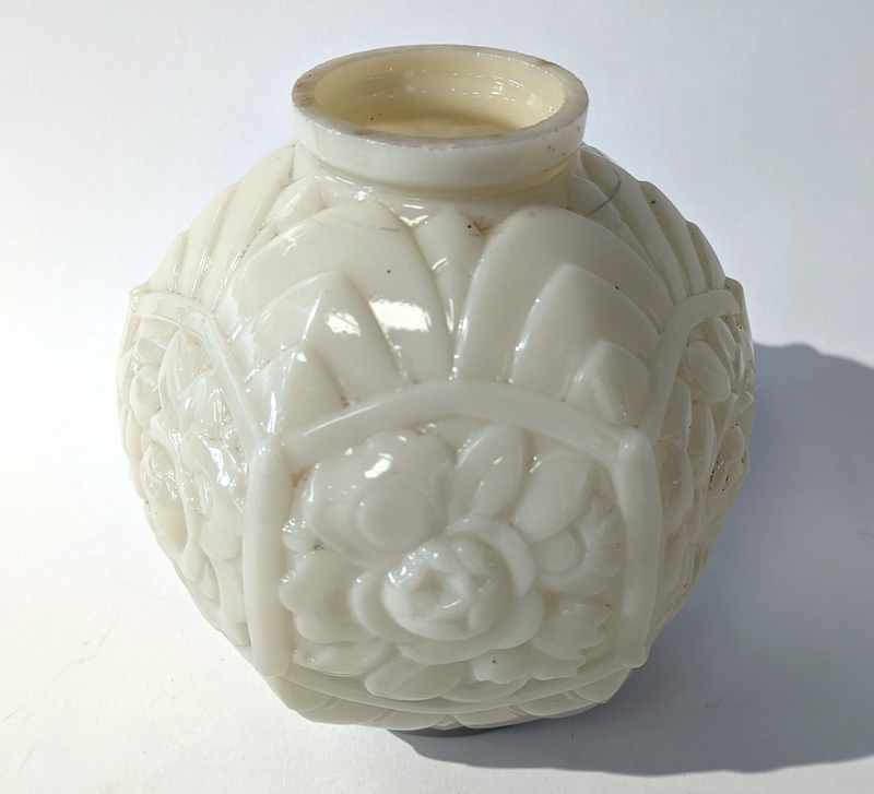 VASE boule à pans en verre moulé pressé teinté...