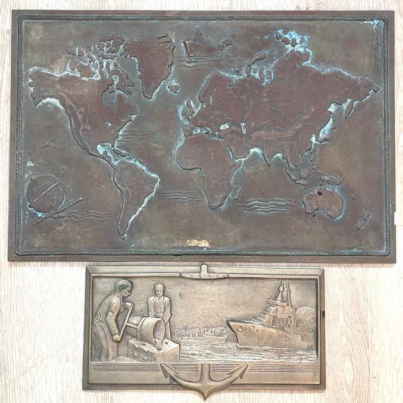 PLAQUE en bronze représentant un planisphère...