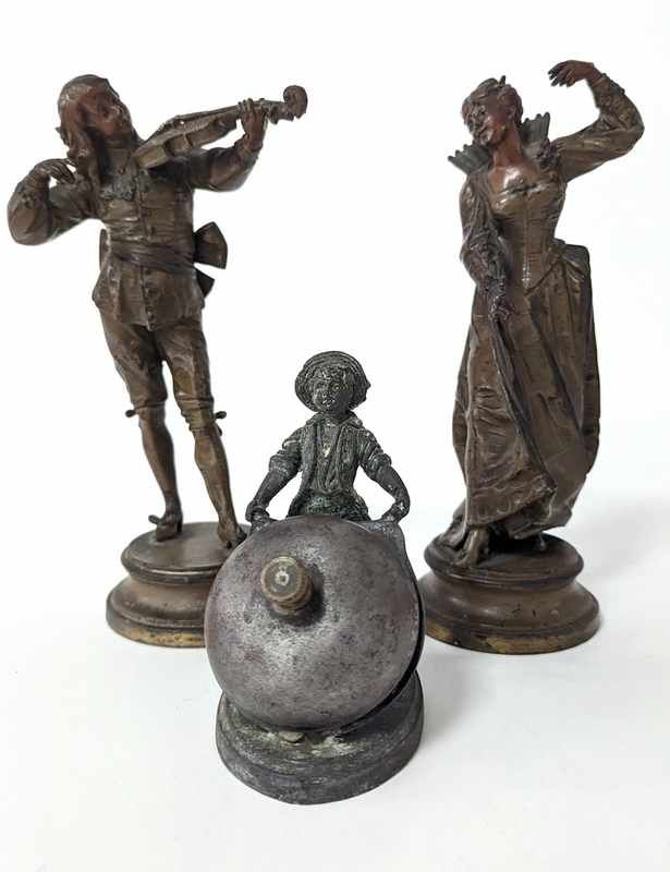 DEUX FIGURINES en régule patiné représentant...