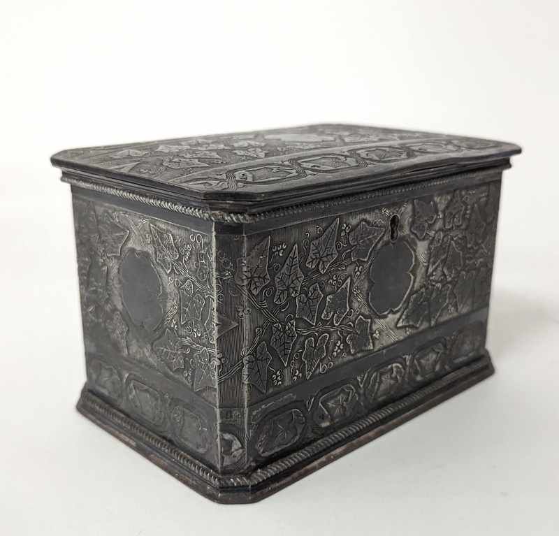 PETIT COFFRET rectangulaire en métal à décor...