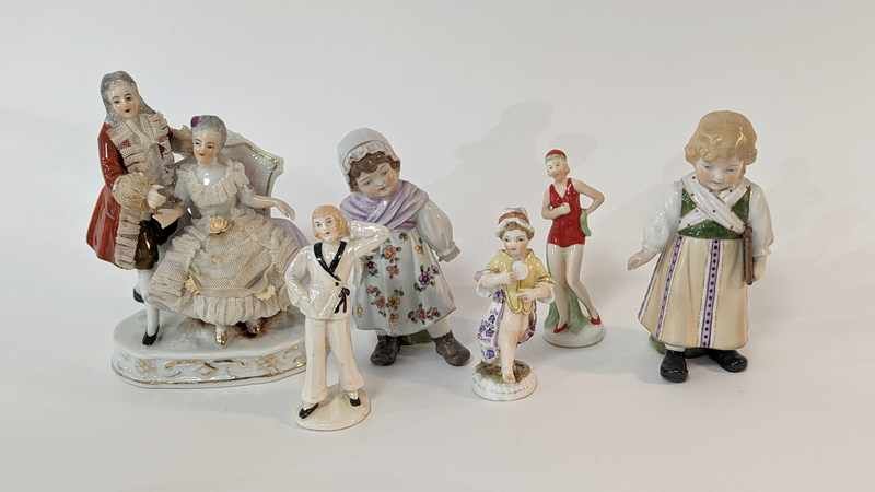 SIX FIGURINES en porcelaine émaillée polychrome,...