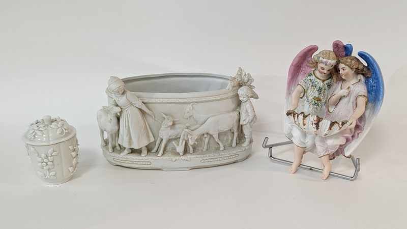 TROIS PIECES en céramique, une jardinière...