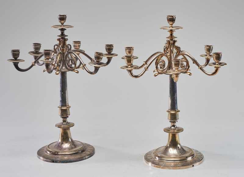 PAIRE DE CANDÉLABRES en bronze argenté et...