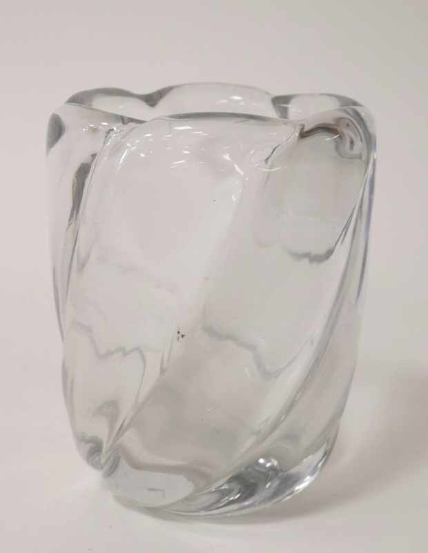VASE en verre moulé pressé de forme tors...