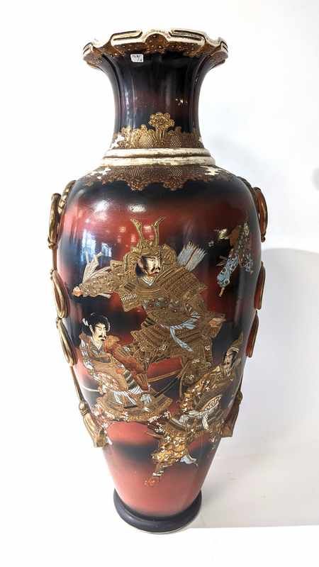 GRAND VASE balustre en porcelaine de Satsuma...
